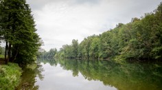 Pri páde dodávky plnej migrantov do rieky v Chorvátsku zahynula jedna žena