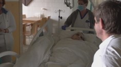 Ležiacu starenku chcela nakŕmiť, spadla jej hlavou na zem. V nemocnici zistili vážny úraz