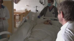 Ležiacu starenku chcela nakŕmiť, spadla jej hlavou na zem. V nemocnici zistili vážny úraz