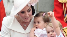 Nádherné princezné v ružovom. Kate Middleton v náručí s malou Charlotte