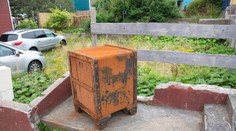 VIDEO: Kardinálny úlovok hľadačov pokladov s magnetom: Z jazera v New Yorku vylovili trezor plný peňazí