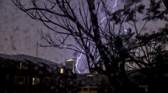 FOTO A VIDEO: Búrky sa presunuli nad Slovensko. Naplno udreli na západe