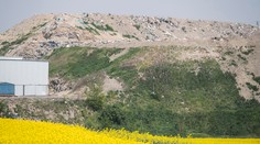Najväčšia nelegálna skládka s haldou odpadu na Slovensku musí zmiznúť