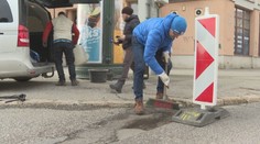 Vzali lopaty, kúpili betón a začali opravovať výtlky. Košický starosta tvrdí, že radnica sa o diery na ceste nestará