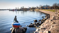 Pomaľovali najznámejšiu turistickú atrakciu Kodane. Ktosi na ňu nakreslil ruskú vlajku