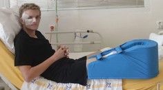 Vysoko infekčné ochorenie ho pripravilo o nohy. Mladík (17) z Česka teraz potrebuje protézy
