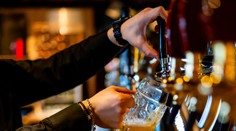 FOTO: Farár postavil v kostole výčap, pivo čapoval priamo pred oltárom. Veriaci sú pohoršení, hovoria o znesvätení