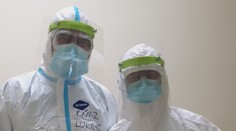 Sutanu vymenili za ochranné návleky a rukavice. V levickej nemocnici pomáhajú aj kňazi