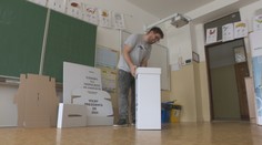 Hrmotali stoly a stoličky. Volebné miestnosti sú pripravené na prvé kolo prezidentských volieb