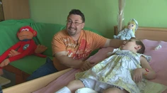 Otec pre chorú dcérku žobral na ulici. Pozrite sa, ako sa ich život zmenil po roku