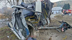 Vážna nehoda v Banskej Bystrici. Vlak narazil do autobusu, jedna osoba je ťažko zranená