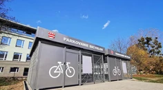 Syn ministra Érseka vysvetľoval cenu 36-tisícových cykloprístreškov, ktoré predal Prešovu