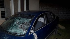 Po pijatike od nervov rozrúbal kamarátovi auto
