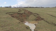 Na mnohých miestach Slovenska sa objavili zosuvy pôdy. Nejde pritom len o tektonickú činnosť