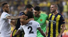 VIDEO: Šialený skrat tureckého fanúšika. Po vybehnutí na ihrisko zaútočil na hráča „kung-fu“ kopom