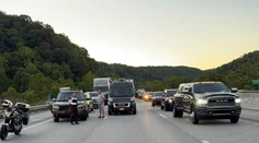 Útočník na diaľnici v Kentucky postrelil viacero ľudí, je na úteku