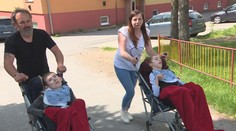 Obetaví rodičia sa nepretržite už 16 rokov starajú o dve deti s genetickým ochorením