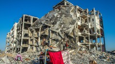 Svoje domovy v pásme Gazy muselo kvôli izraelských útokom opustiť viac ako 330-tisíc ľudí