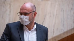 Nielen bezcitný, ale aj neschopný. Je načase odvolať Sulíka, vyzýva Pollák z OĽaNO