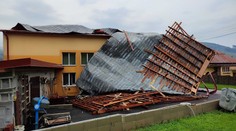 FOTO: Obecný úrad v Zbudskom Dlhom zničil živel. Smršť najprv strhla strechu, dážď dokončil skazu