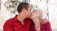 Miluje staršie ženy. Iba 31-ročný muž má 91-ročnú milenku