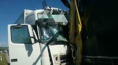 FOTO: Pri Trenčíne došlo k hrozivej zrážke troch kamiónov