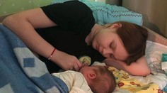 Školáčka (13), ktorá nedávno porodila dcérku, sa dozvedela „zdrvujúcu správu“