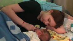 Školáčka (13), ktorá nedávno porodila dcérku, sa dozvedela „zdrvujúcu správu“