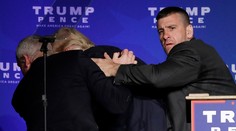 Trumpa odviedla z rečníckeho pódia tajná služba