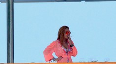 Otec Lindsey Lohan tvrdí, že je tehotná. Ona naďalej pokojne pije a  fajčí