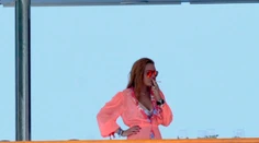 Otec Lindsey Lohan tvrdí, že je tehotná. Ona naďalej pokojne pije a  fajčí