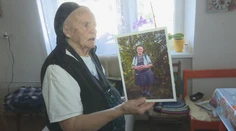 V horských dedinách žijú babičky, ktoré nikdy nenosili nohavice. Fotograf takto zachytil ich portréty