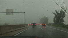 Pozor, silný dážď obmedzuje v niektorých lokalitách dohľadnosť do 100 metrov