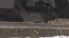 Muž chcel v Zbehoch naskočiť na rozbehnutý vlak, ten mu amputoval nohu