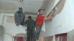 Nezamestnaní začali pomáhať v zemetrasením postihnutých obciach. Najali ich na pomocné práce