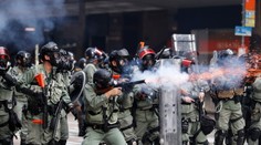 Násilie na protestoch v Hongkongu: Policajt postrelil do hrude demonštranta