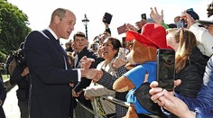 Kráľ a William pozdravili ľudí čakajúcich na rozlúčku s Alžbetou II.