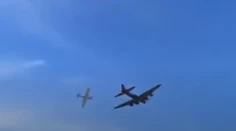 VIDEO: Hrozivá havária. Na leteckej šou sa zrazil bombardér so stíhačkou