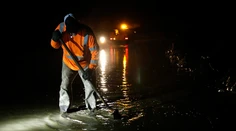 Kaliforniu opäť trápi počasie. Desiatky ľudí zostali uväznení v autách na zaplavených cestách