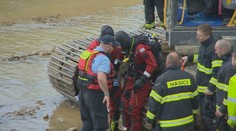 Udrel si hlavu a bol v bezvedomí. Muž, ktorý zahynul v potopenom bagri, podľa záchranára netrpel