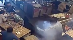 Mužovi vo vrecku nečakane vybuchol mobil, takto to zachytila kamera