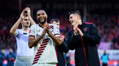 Leverkusen vyhral tretí zápas v rade a navýšil náskok na čele. Zápasy poznačili protesty fanúšikov