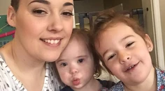 Lekári položili mamu chorého dievčatka na lopatky. Nič krutejšie ste nepočuli