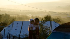 Pri požiari v preplnenom utečeneckom tábore v Grécku zomreli žena a jej dieťa