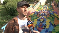 Trenčín má novú atrakciu. Umelec vytvoril na schodoch pestrofarebnú mozaiku