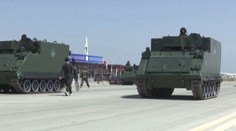 Americká vojenská technika, vrtuľníky, tanky. Taliban usporiadal obrovskú prehliadku, prišli aj spojenci z Ruska a Číny