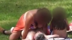 Šokujúce video! Dvojica mala sex v parku, vedľa nich sedelo dieťa