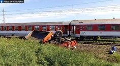 Rýchlik Tatran zrazil nákladiak, ktorý zostal medzi závorami na priecestí. Posádka stihla vyskočiť