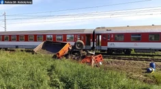 Rýchlik Tatran zrazil nákladiak, ktorý zostal medzi závorami na priecestí. Posádka stihla vyskočiť