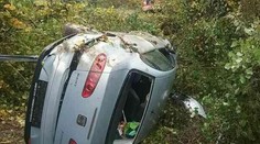 Tragická nehoda v Brezovej pod Bradlom. V prevrátenom aute vyhasol jeden ľudský život